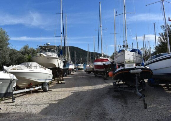 ΚΩΝΣΤΑΝΤΙΝΟΣ ΜΠΕΛΕΓΡΙΝΟΣ – ΠΑΡΚΙΝΓΚ ΣΚΑΦΩΝ – ΣΥΝΕΡΓΕΙΟ ΣΚΑΦΩΝ – ΝΥΔΡΙ ΛΕΥΚΑΔΑ